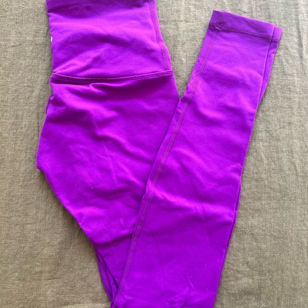 Lululemon leggings in magenta color